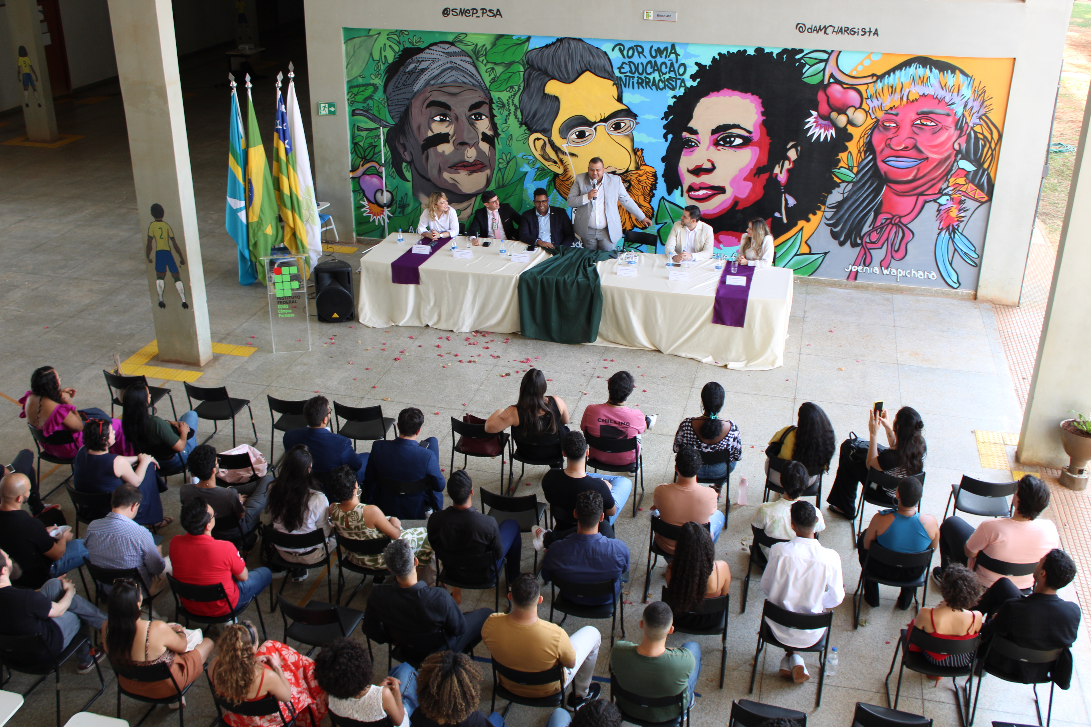 Comunidade acadêmica e bolsistas presentes no lançamento oficial do projeto