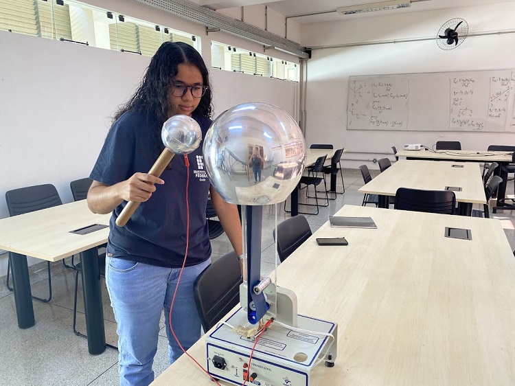 Estudante Emile se encantou pelas disciplinas de Física durante a graduação