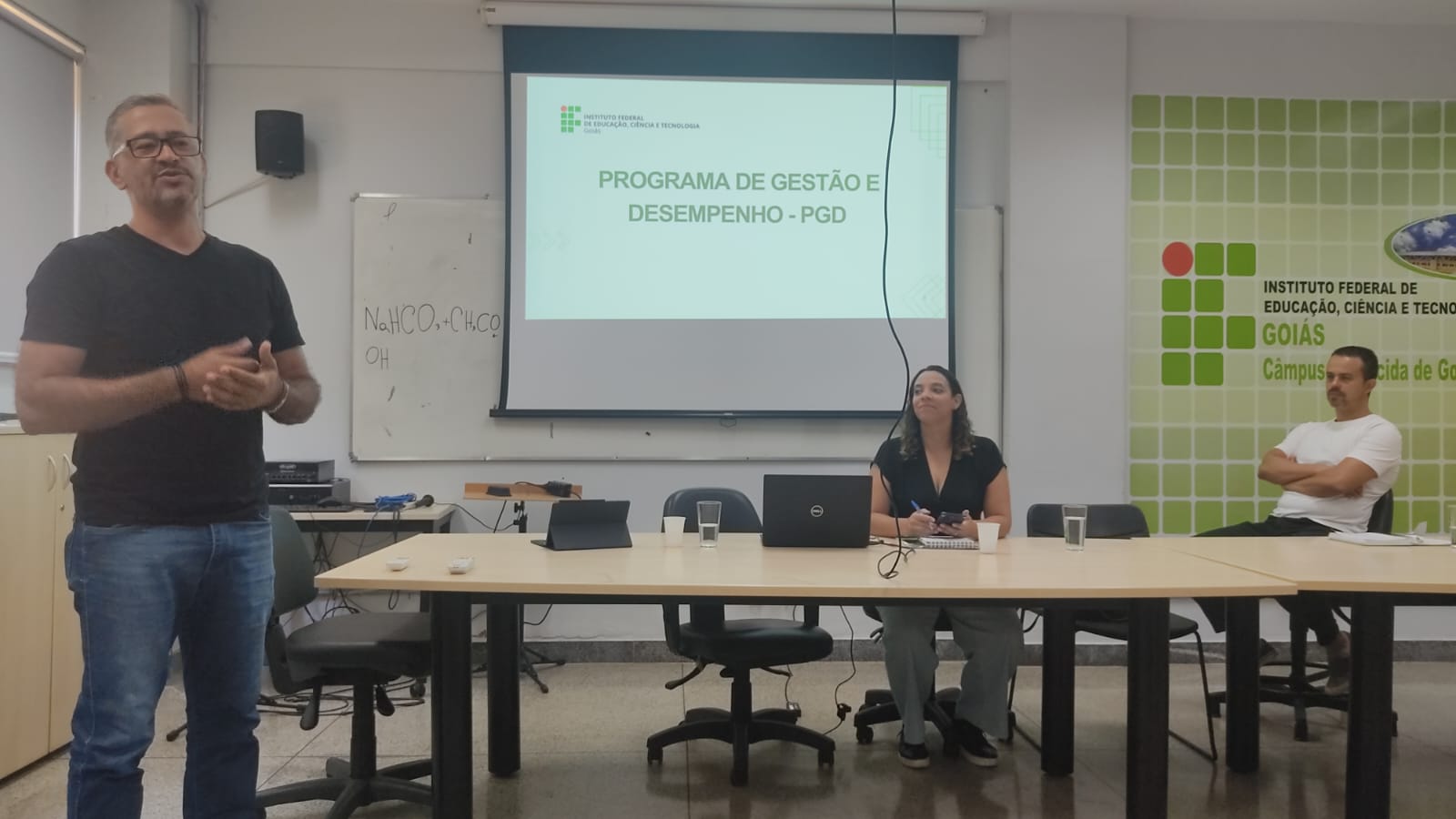 Alan Pereira dos Santos e Laís Garcez Dias Torres, do Grupo Técnico de Implantação do Sistema para a Execução do Programa de Gestão de Desempenho (PGD) do IFG; e Eduardo de Carvalho Rezende, diretor-geral do Câmpus Aparecida de Goiânia, na mesa de reunião com servidores técnico-administrativos e gestores do IFG Aparecida