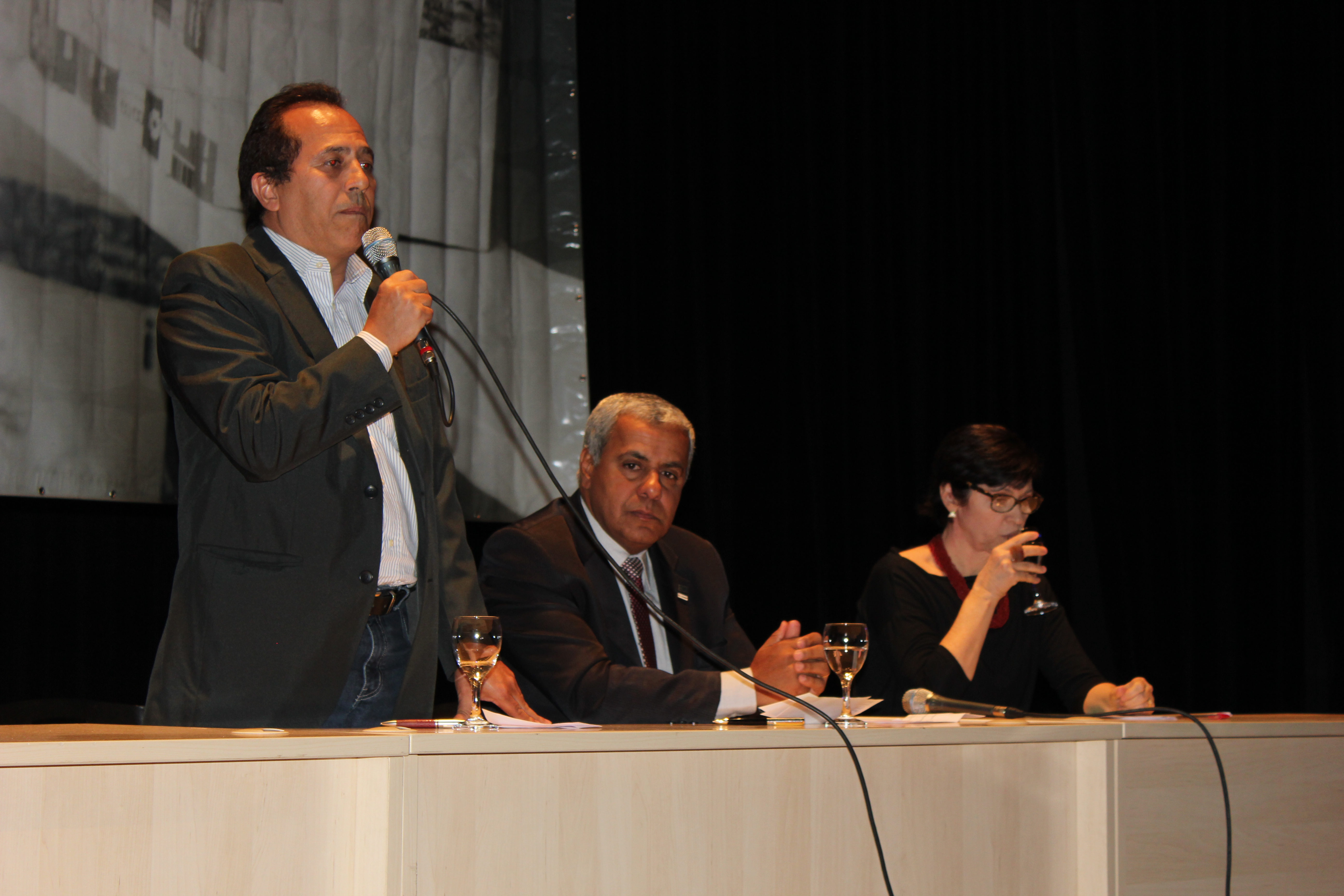 Compuseram a mesa de abertura o reitor Jerônimo Rodrigues da Silva, o pró-reitor de Pesquisa e Pós-Graduação, Ruberley Rodrigues de Souza (ao microfone), a coordenadora da Editora, Vanderleida Rosa de Freitas e Queiroz, e autores das obras lançadas