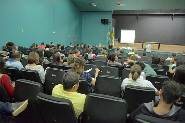 Público atento recebe instruções para participar de Grupos de Trabalho