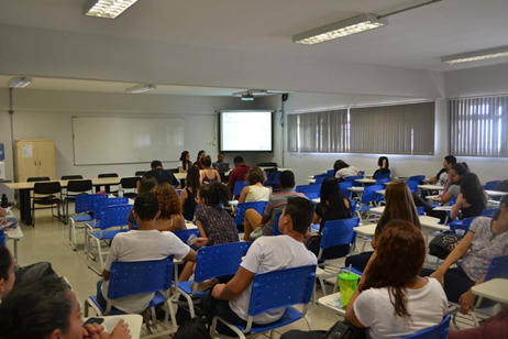 Grupo de alunos apresenta seu projeto de pesquisa