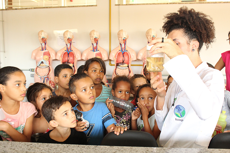 Crianças da Escola Municipal Eduardo de Souza |Lobo visitam o Laboratório de Zoologia