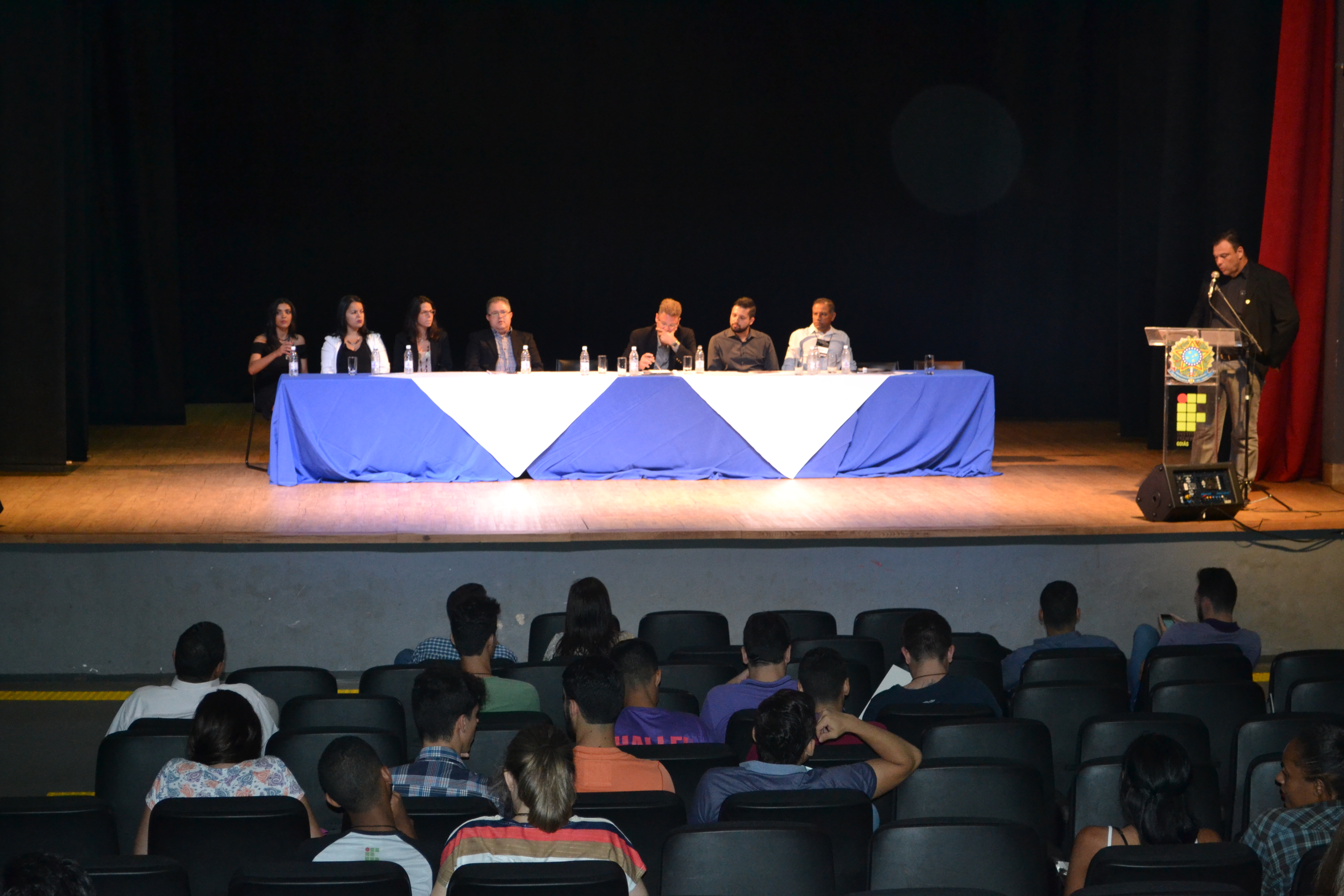 A abertura foi realizada no teatro do IFG-Câmpus Anápolis