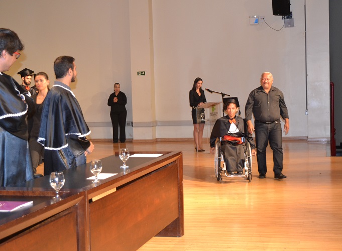 O formando em licenciatura em Música, Renato do Espírito Santo Magno, recebeu o diploma do seu pai, José Roberto Santo Magno