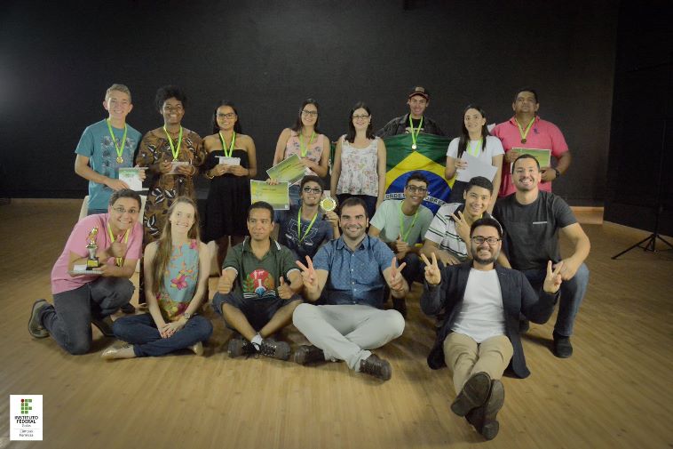 Alunos vencedores e organizadores do Festival se reúnem para foto oficial