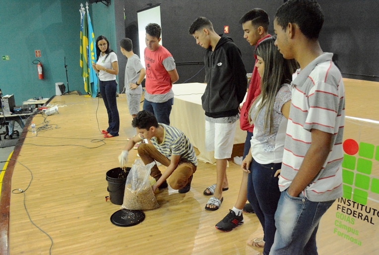 Alunos apresentam técnica da compostagem