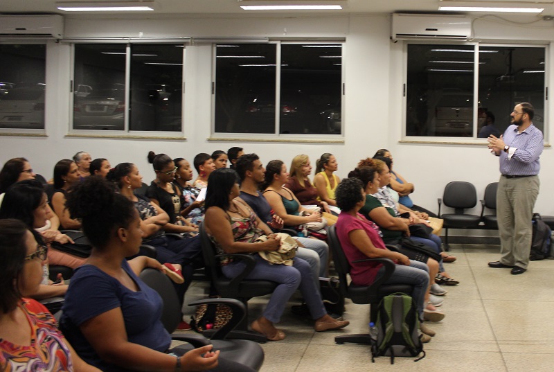 Professor Álvaro Catelan em conversa com alunos da EJA na abertura do '1º Mais EJA - Mesas de Ação e Integração de Saberes"