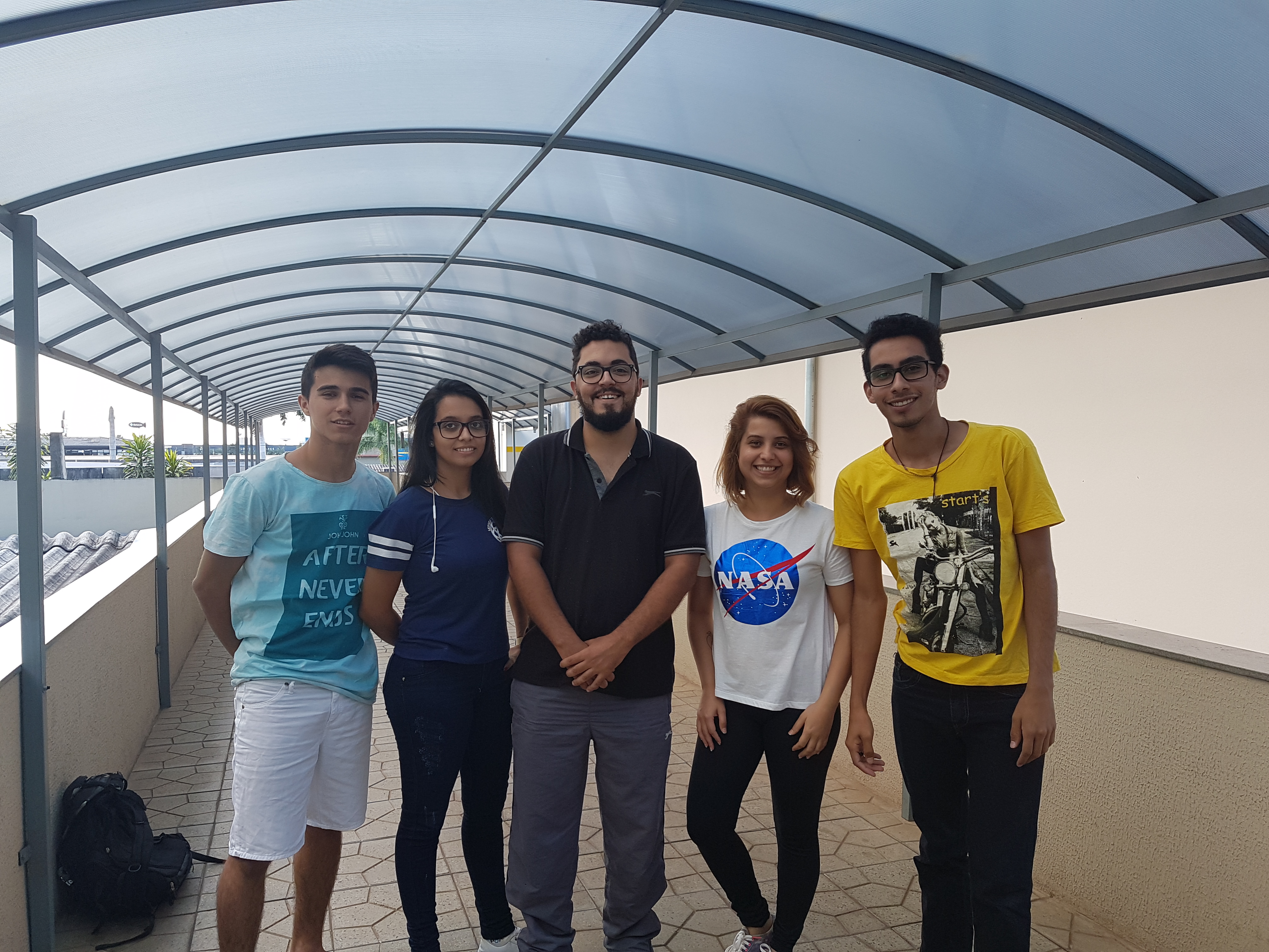 Estudantes de Licenciatura em Física: Luan Torres, Thais Cássia Morais, João Marcos Cardoso, Pablyne Macedo e Alexandre Ferreira promovem o Projeto Mais Ciência no Câmpus Goiânia.