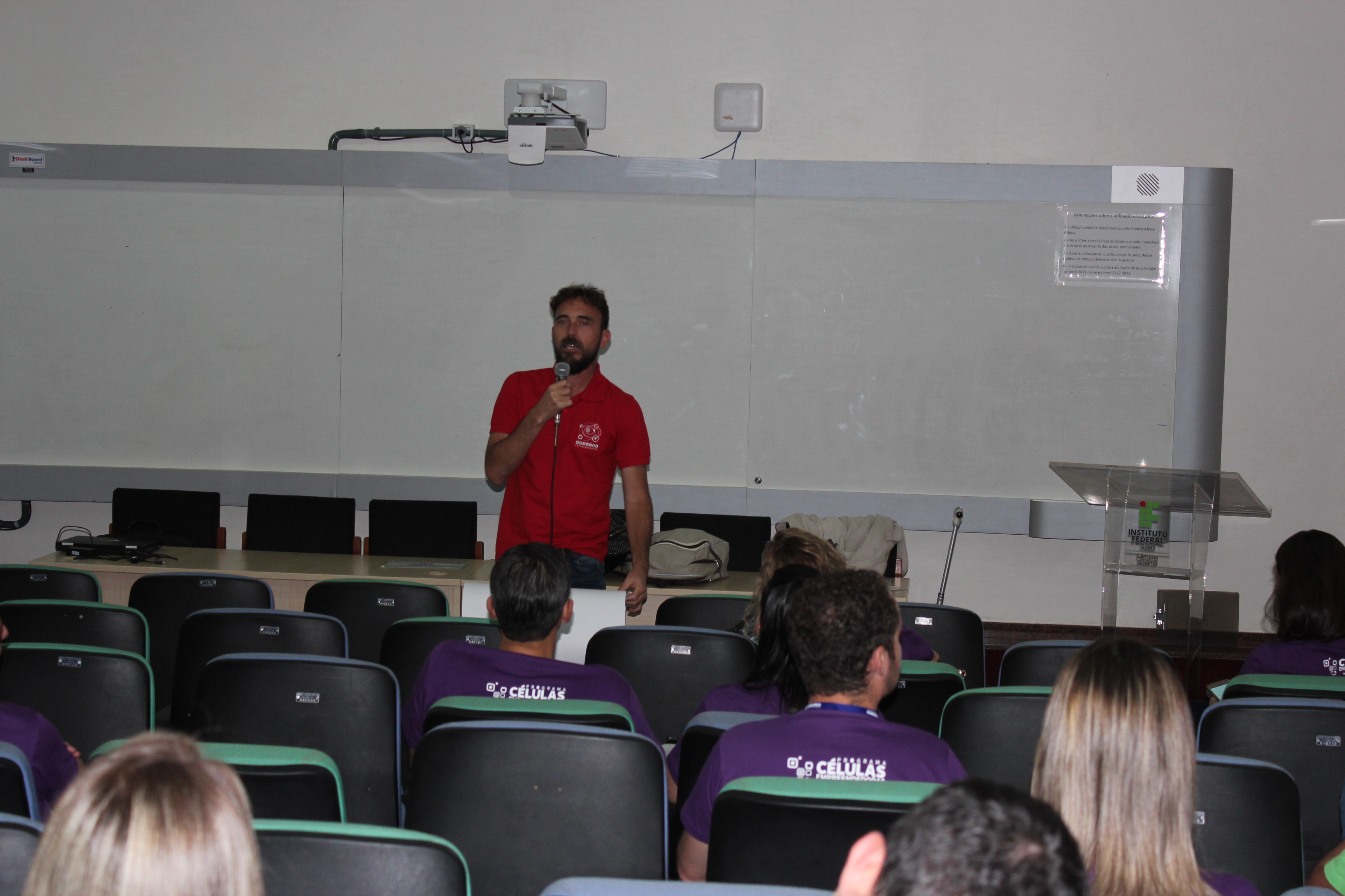 Idealizador do projeto, professor Genésio, em exposição para os mentores 