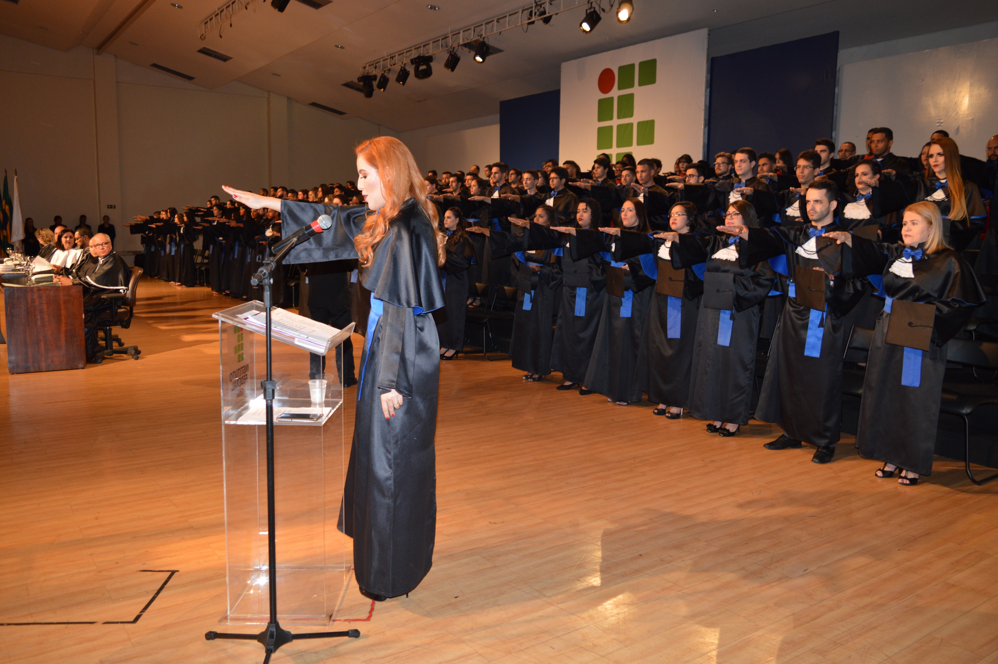 A formanda do curso superior em Engenharia de Controle e Automação, Thaynnara Christina Batista, proferiu o juramento em nome das turmas.