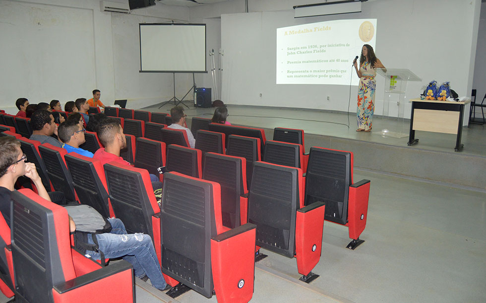 Professora Mayra durante apresentação