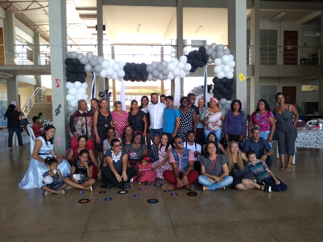 Participantes da festa do projeto "Alfabetização, letramento e fábulas no despertar dos sonhos" 