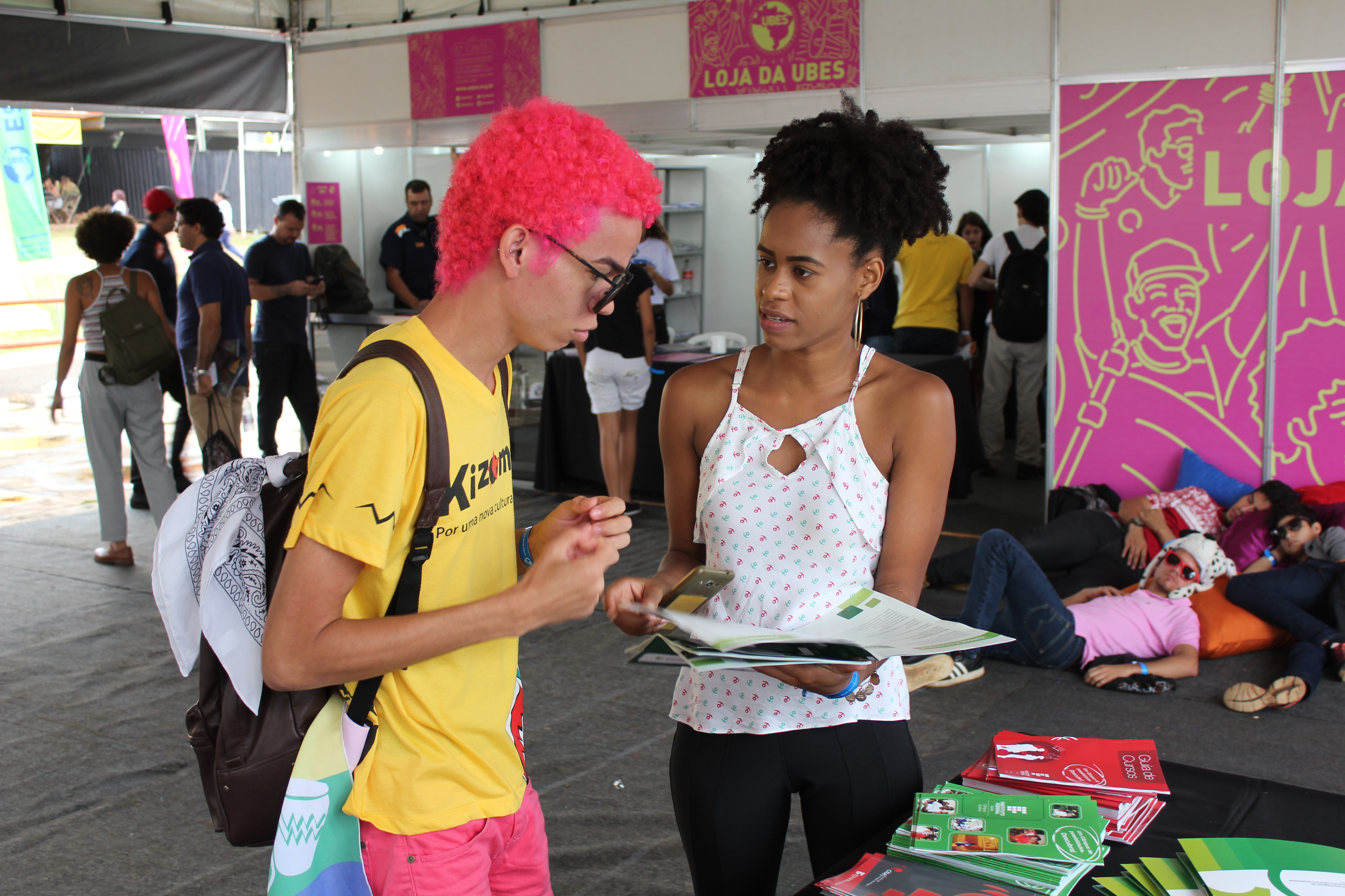 Estudante secundarista visita o estande do IFG no Congresso da Ubes