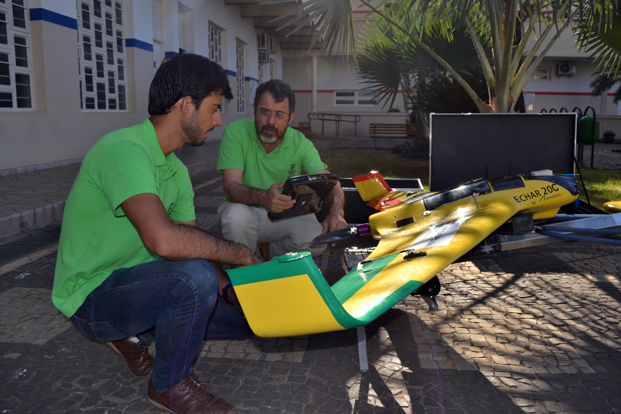 Professor do Câmpus Goiânia, João Côrtes, e o técnico Leomar Rufino Júnior, foram capacitados para pilotar os novos RPAS do IFG. 